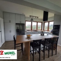 0_0_943_KAZ-MEBEL_meble_kuchenne_z_wysp__okap_wyspowy_fronty_lakierowane_ramka_klasyczne_popiel_RAL7047_i_db