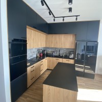 0_0_944_KAZ-MEBEL_meble_kuchenne_z_wysp_i_winiark_fronty_lakierowane_ciemny_kolor_i_drewno