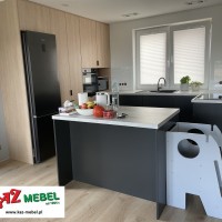 0_0_946_KAZ-MEBEL_meble_kuchenne_db_biszkoptowy_i_grafit_lakierowane_z_uchwytem_frezowanym_wyspa_szko_na_cianie_RAL9003