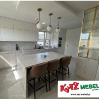 0_0_948_meble_kuchenne_fronty_lakierowane_ramka_i_gadkie_blat_w_kolorze_ciany_w_kuchni_HPL_wyspa_i_zota_ramka_zlote_uchwyty