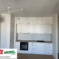 0_0_949_meble_kuchenne_w_mieszkaniu_w_bloku_we_wnce_fronty_lakierowane_ramka_biala_z_blatem_drewnopodobnym_z_szafkami_gornymi_dzielonymi