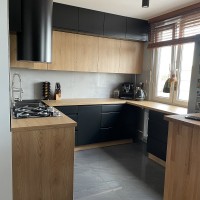 0_0_957_meble_kuchenne_czarne_lakierowane_fronty_mat_z_uchwytem_frezowanym_czarne_z_drewnem_dbowe_fronty_db_soneczny_KAZ-MEBEL_Garbatka