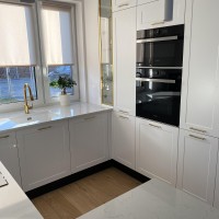 0_0_961_bialy_mat_ramka_ze_zlotymi_uchwytami_i_zlota_ramka_blat_kamienny_zlew_podwieszany