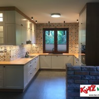 0_0_966_meble_kuchenne_RAL7047_popiel_ramka_blat_drewnopodobny_podwietlane_witryny_pytki_hiszpaskie_Whirlpool