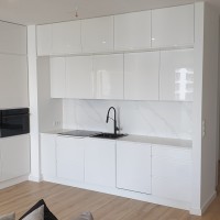 0_0_974_meble_kuchenne_blat_konglomerat_bialy_polysk_RAL_9003_z_uchwytem_frezowannym_piekarnik_kompaktowy