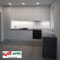0_0_980_KAZ-MEBEL_meble_kuchenne_bialy_polysk_plus_blat_Consuela_D1007_blat_w_okno_zjazd_do_podogi