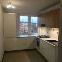 0_0_983_KAZ-MEBEL_biay_poysk_z_uchwytem_frezowanym_db_soneczny_blat_jasny_w_bloku