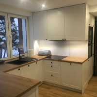 0_0_985_KAZ-MEBEL_bialy_mat_ramka_blat_dab_sloneczny_uchwyt_galka