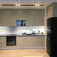 0_0_988_Pruszkw_fronty_lakierowane_RAL7044_Grigio_seta_mat_cokol_bialy_frezowany_otwor_wentylacyjny_w_szafce_pasek_LED