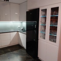 0_0_998_Kuchnia_lakierowana_poysk_z_ciemnym_blatem_lacobel_na_cianie_i_podwietlana_witryna