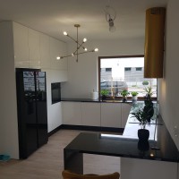 0_0_999_Kuchnia_lakierowana_poysk_z_granitowym_blatem_i_zotym_okapem