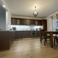 KAZ-MEBEL_fronty_drewniane_pod_kolor_mebli_w_salonie_Klienta__pyta_rustykalna_meble_kuchenne_szafy_zabudowa_wiatroapu_szafa_w_wiatroapie_1