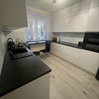 KAZ-MEBEL_Garbatka-LEtnisko_kuchnia_z_frontami_lakierowanymi_z_uchwytem_frezowanym_biay_mat_pmat_szklo_miedzy_szafkami_4