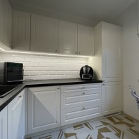 KAZ-MEBEL_Garbatka_kuchnia_w_Zwoleniu_biae_fronty_freowane_z_czarnym_blatem_i_zotymi_matowymi_dodatkami_2