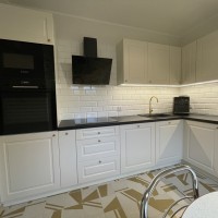 KAZ-MEBEL_Garbatka_kuchnia_w_Zwoleniu_biae_fronty_freowane_z_czarnym_blatem_i_zotymi_matowymi_dodatkami_3