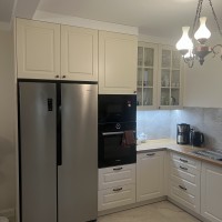 KAZ-MEBEL_kuchnia_prowansalska_zamana_biel_RAL_9001_frezowane_fronty_blat_dbowy_laminat_bez_szafek_grnych_zabudowa_ciany_do_sufitu_belka_w_kuchni_witryny_ze_szprosem_2