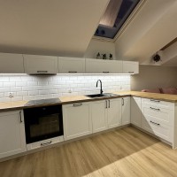 KAZ-MEBEL_kuchnia_z_sufitem_pod_skosem_szafki_otwierane_do_gry_AVENTOS_Blum_ramka_bia_kuchnia_Gusiec_mazowieckie_1