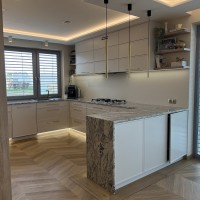 kaz-mebel_meble_kuchenne_lakierowane_bez_waska_ramka_zoto_drewno_dab_sonoma