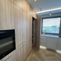 kaz-mebel_meble_kuchenne_lakierowane_bez_waska_ramka_zoto_drewno_dab_sonoma_2