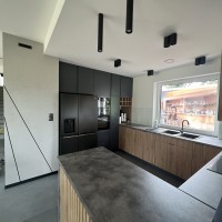 KAZ-MEBEL_meble_kuchenne_lamelki_na_wyspie_lamelki_na_cianie_poczenie_drewna_i_lakieru_szary_i_drewno_pyta_laminowana_1