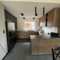 KAZ-MEBEL_meble_kuchenne_lamelki_na_wyspie_lamelki_na_cianie_poczenie_drewna_i_lakieru_szary_i_drewno_pyta_laminowana_3