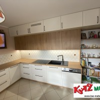 0_0_950_meble_kuchenne_gorne_z_podzialem_na_plytkie_32_i_glebsze_58_z_uchwytami_w_kolorze_zlamanej_bieli_RAL_9001_fronty_lakierowane_ramka