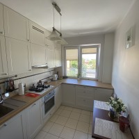 0_0_951_meble_kuchenne_na_zamowienie_w_bloku_fornty_lakierowane_w_kolorze_RAL_9001_z_plyta_laminowana_K300_Kronopol_z_blatem_drewnopodobnym_fronty_ramiak_frezowanie_frontu_na_wentylacje