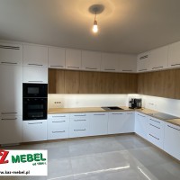 0_0_953_fronty_lakierowane_w_kolorze_biaym_z_pyt_laminowan_drenopodobna_debowa_z_uchwytami_zabudowa_kuchni_w_litere_L