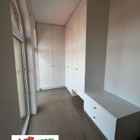 0_0_947_szafy_do_przedpokoju_biale_fronty_w_ramce_ze_zlotym_uchwytem_zlota_galka