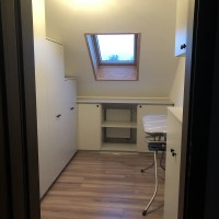 0_0_951_zabudowa_garderoby_z_pyty_laminowanej_w_kolorze_popiel_zabudowa_kaloryfera_garderoba_w_skosach