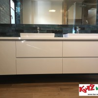 0_0_965_meble_kuchenne_biae_szafki_azienkowe_wiszca_szafka_w_azience_zlew_nablatowy_biay_blat_poysk_RAL9003