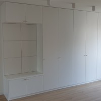 0_0_973_szafy_w_korytarzu_w_wiatroapie_w_przedpokoju_lakierowane_mat_gaka_siedzisko