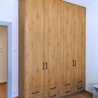 0_0_975_szafa_z_plyty_dab_sloneczny_D4033_Kronopol_z_czarnymi_uchwytami_do_sypialni