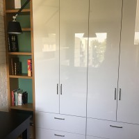 0_0_991_szafa_do_pokoju_chlopaka_fronty_akryl_polki_dab_sloneczny_fornir