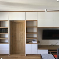 0_0_992_meblocianka_w_salonie_zabudowa_TV_szafka_RTV_fornir_db_sloneczny_biay_mat_lakier